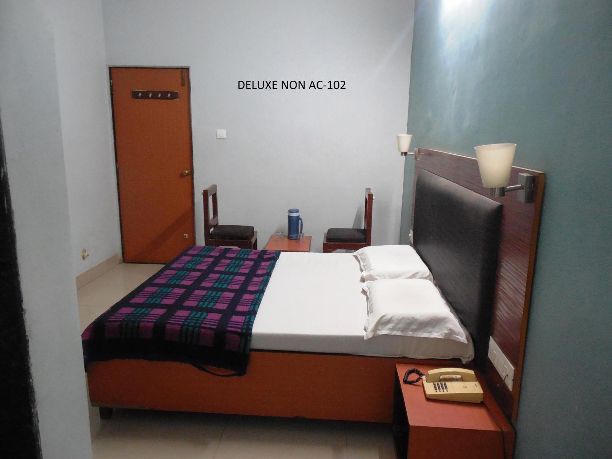 Hotel Silver Springs Ahmedabad Habitación foto